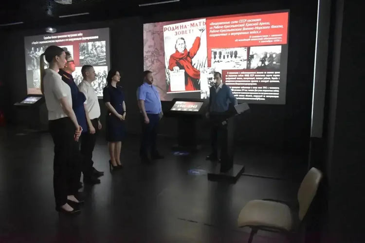 В Саратове представители регионального управления Следственного комитета посетили выставочный проект, посвященный 10-летию создания Росгвардии и 215-й годовщине формирования войск правопорядка России