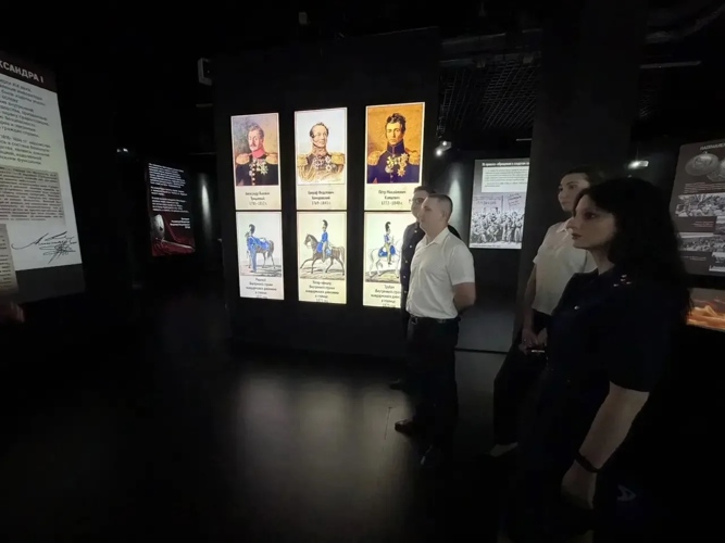 В Саратове представители регионального управления Следственного комитета посетили выставочный проект, посвященный 10-летию создания Росгвардии и 215-й годовщине формирования войск правопорядка России