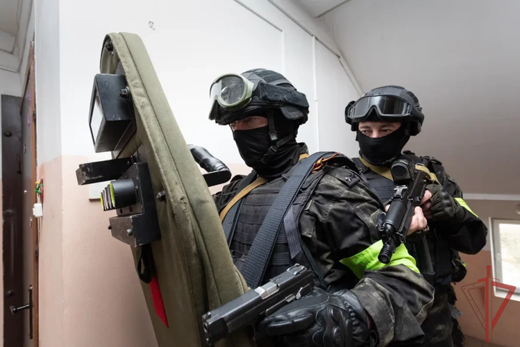 При силовой поддержке СОБР "Волкодав" Управления Росгвардии по Саратовской области задержан гражданин, наладивший для мошенников телефонные узлы связи(видео)