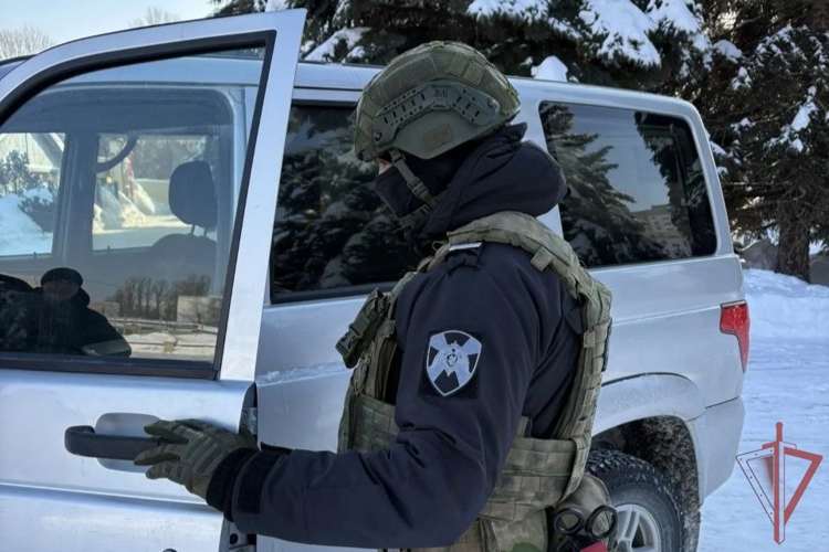 В Саратове при силовой поддержке бойцов спецназа Росгвардии пресечена деятельность, связанная с незаконным оборотом наркотиков (видео)