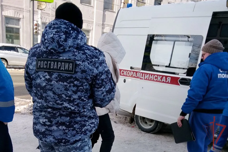 Сотрудник вневедомственной охраны пришёл на помощь студентке из Саратова, пострадавшей из-за гололедицы