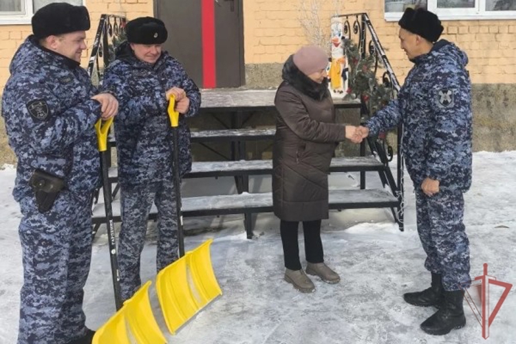 В Саратовской области сотрудники Росгвардии помогли расчистить территорию детского сада от снежных заносов