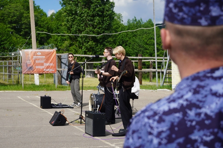 В Саратове в День защиты детей сотрудники  спецподразделений Росгвардии провели для ребят показательные выступления
