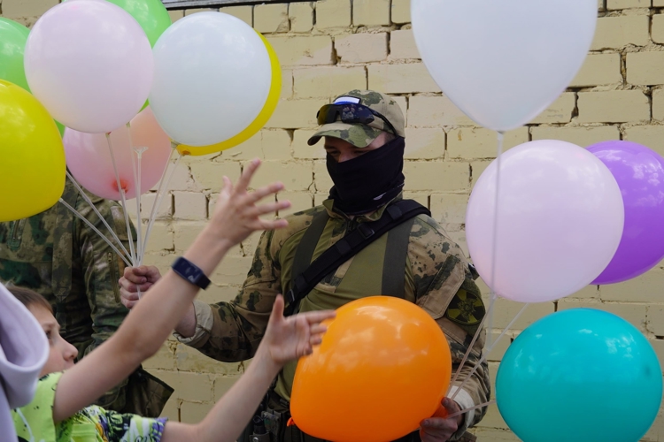 В Саратове в День защиты детей сотрудники  спецподразделений Росгвардии провели для ребят показательные выступления