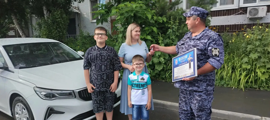 В городе Балаково семье погибшего в зоне специальной военной операции сотрудника ОМОН «Патриот» Управления Росгвардии по Саратовской области младшего лейтенанта полиции Раиля Хайрова передан новый автомобиль