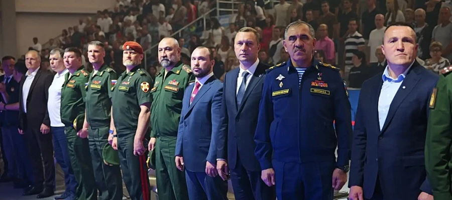 В рамках Кубка Вооруженных сил России по боксу сотрудники Управления Росгвардии по Саратовской области организовали профориентационную выставку для более чем 5000 зрителей и спортсменов (видео)