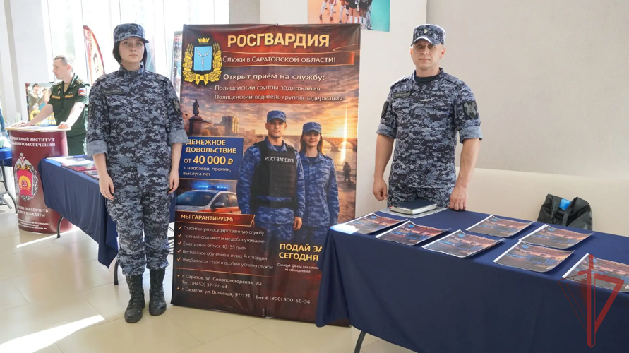 В рамках Кубка Вооруженных сил России по боксу сотрудники Управления Росгвардии по Саратовской области организовали профориентационную выставку для более чем 5000 зрителей и спортсменов (видео)