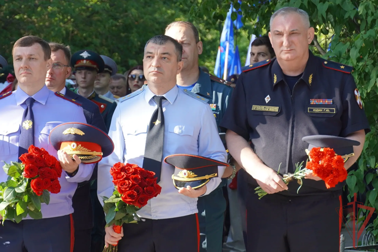 Руководство Управления Росгвардии по Саратовской области почтило память солдат, павших в годы Великой Отечественной войны