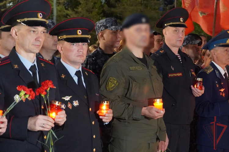 В День памяти и скорби в Саратове военнослужащие и сотрудники Росгвардии приняли участие в создании огненной инсталляции, посвященной воинам-водителям (видео)
