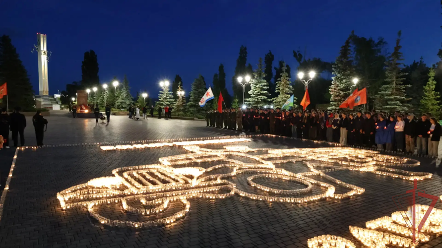 В День памяти и скорби в Саратове военнослужащие и сотрудники Росгвардии приняли участие в создании огненной инсталляции, посвященной воинам-водителям (видео)