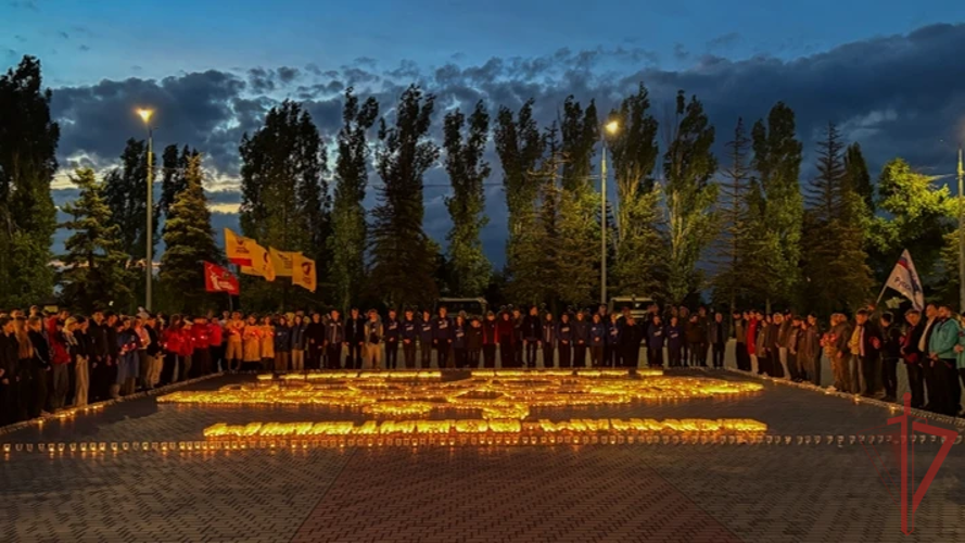 В День памяти и скорби в Саратове военнослужащие и сотрудники Росгвардии приняли участие в создании огненной инсталляции, посвященной воинам-водителям (видео)