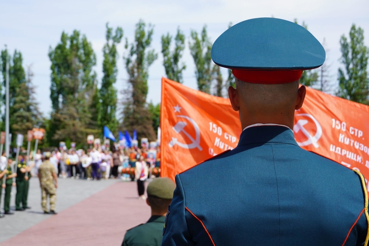 Руководство Управления Росгвардии по Саратовской области приняло участие в церемонии увековечивания памяти бойцов, погибших в ходе проведения специальной военной операции