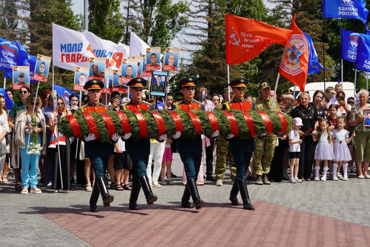 Руководство Управления Росгвардии по Саратовской области приняло участие в церемонии увековечивания памяти бойцов, погибших в ходе проведения специальной военной операции