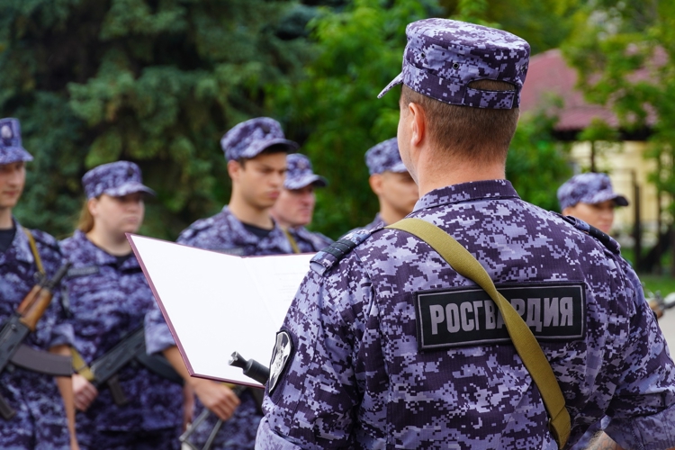 В Управлении Росгвардии по Саратовской области состоялись торжественные церемонии принятия Присяги сотрудниками вневедомственной охраны и вручения ключей от новых автомобилей для подразделений лицензионно-разрешительной работы и государственного контроля.