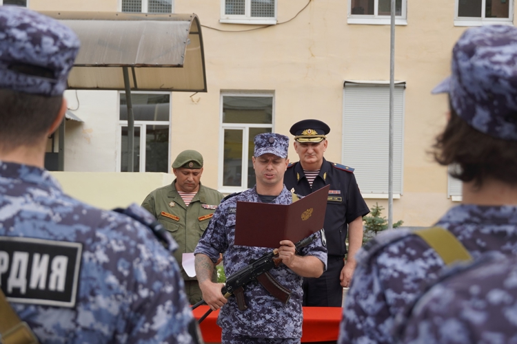 В Управлении Росгвардии по Саратовской области состоялись торжественные церемонии принятия Присяги сотрудниками вневедомственной охраны и вручения ключей от новых автомобилей для подразделений лицензионно-разрешительной работы и государственного контроля.
