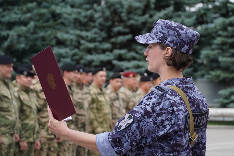 В Управлении Росгвардии по Саратовской области состоялись торжественные церемонии принятия Присяги сотрудниками вневедомственной охраны и вручения ключей от новых автомобилей для подразделений лицензионно-разрешительной работы и государственного контроля.