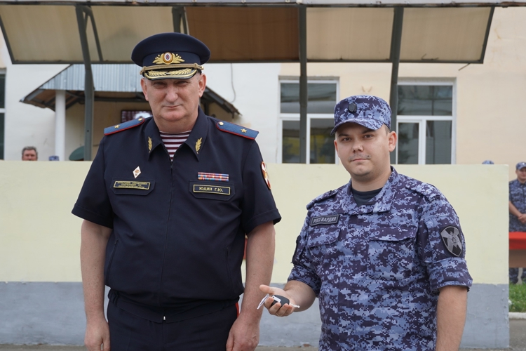 В Управлении Росгвардии по Саратовской области состоялись торжественные церемонии принятия Присяги сотрудниками вневедомственной охраны и вручения ключей от новых автомобилей для подразделений лицензионно-разрешительной работы и государственного контроля.