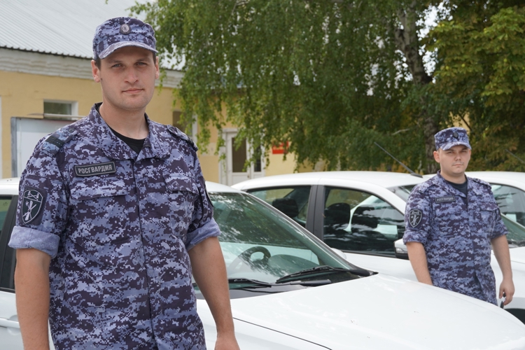 В Управлении Росгвардии по Саратовской области состоялись торжественные церемонии принятия Присяги сотрудниками вневедомственной охраны и вручения ключей от новых автомобилей для подразделений лицензионно-разрешительной работы и государственного контроля.