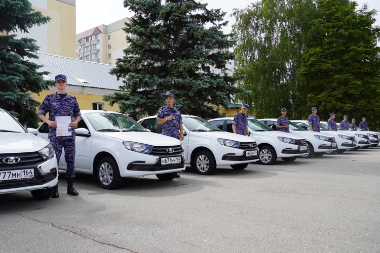 В Управлении Росгвардии по Саратовской области состоялись торжественные церемонии принятия Присяги сотрудниками вневедомственной охраны и вручения ключей от новых автомобилей для подразделений лицензионно-разрешительной работы и государственного контроля.