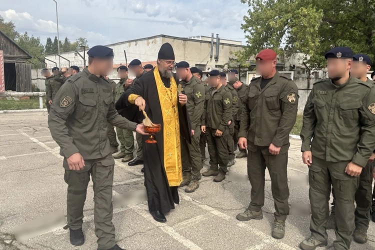 В День Государственного флага на территории  Саратовского военного института Росгвардии военнослужащие и сотрудники ведомства растянули огромный триколор 