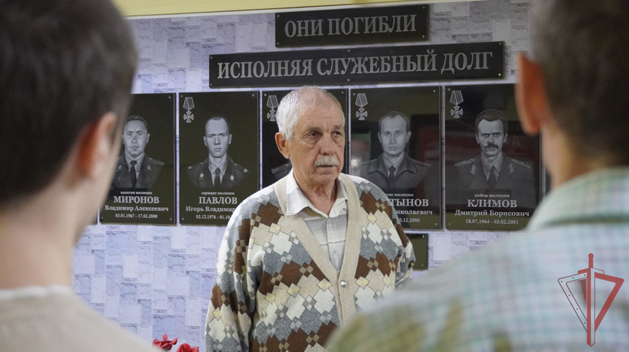 В Саратове командир СОБР «Волкодав» и ветеран спецподразделения МВД провели совместный урок мужества для семей сотрудников Росгвардии.