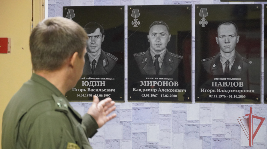 В Саратове командир СОБР «Волкодав» и ветеран спецподразделения МВД провели совместный урок мужества для семей сотрудников Росгвардии.