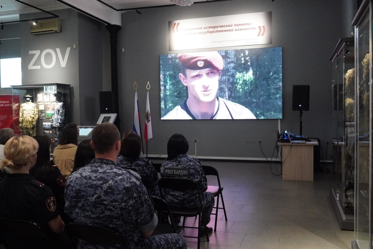 В День офицера в Саратове сотрудники Росгвардии посетили кинопоказ документального фильма «Быть первым», посвященного Герою России старшему лейтенанту Александру Потапову