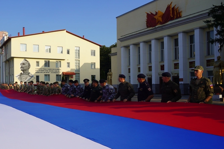 В День Государственного флага на территории  Саратовского военного института Росгвардии военнослужащие и сотрудники ведомства растянули огромный триколор 