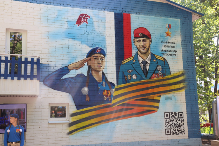 В День офицера в Саратове сотрудники Росгвардии посетили кинопоказ документального фильма «Быть первым», посвященного Герою России старшему лейтенанту Александру Потапову