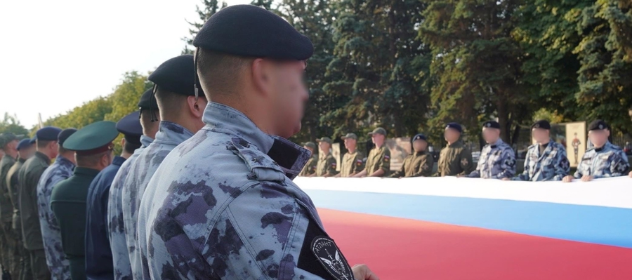 В День Государственного флага на территории  Саратовского военного института Росгвардии военнослужащие и сотрудники ведомства растянули огромный триколор 