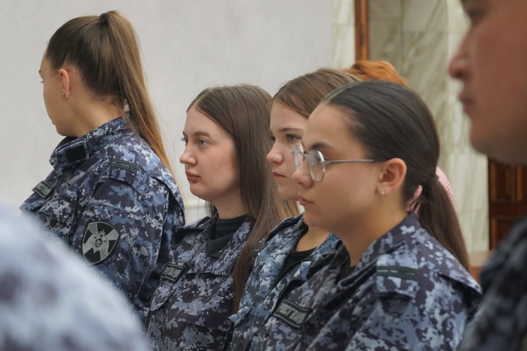 В День военного медика саратовские росгвардейцы посетили уникальную выставку, посвященную фронтовым медикам