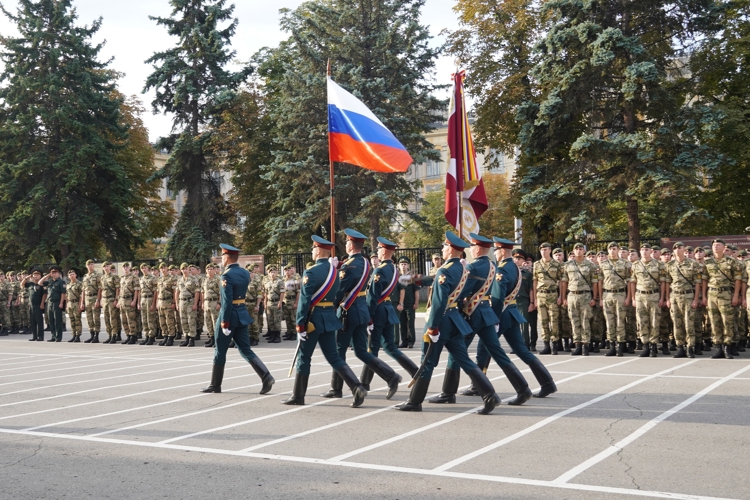 В Саратовском военном институте Росгвардии прошел митинг, посвященный началу учебного года