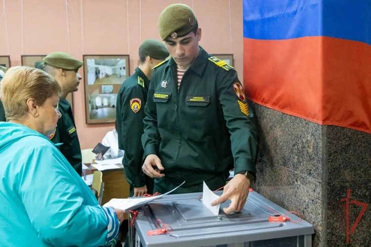 В Саратове военнослужащие и сотрудники Росгвардии голосуют на выборах