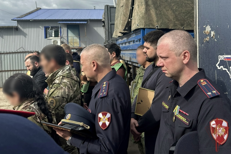 Сотрудники Управления Росгвардии по Саратовской области приняли участие в отправке гуманитарного груза в зону проведения СВО (ВИДЕО)