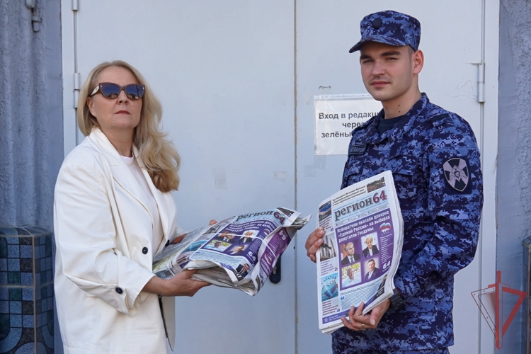 В Саратове редакция  газеты «Регион 64» в очередной раз передала печатную продукцию росгвардейцам в зоне СВО   