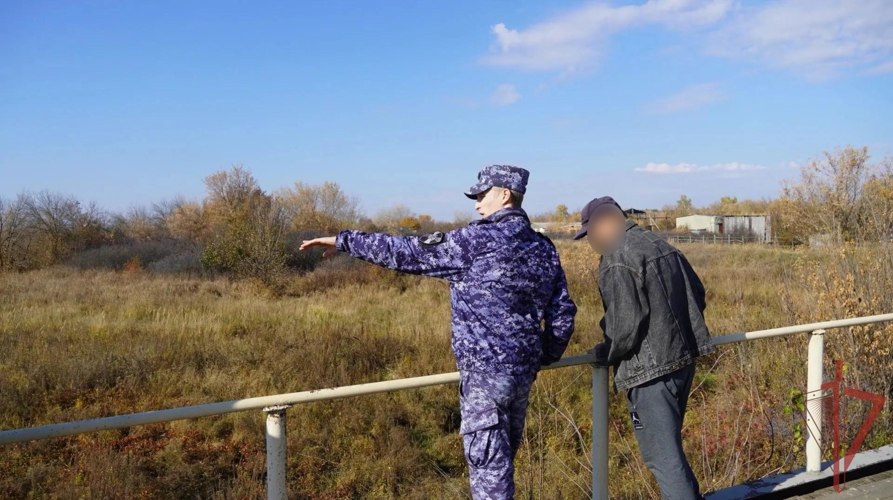 В Саратовской области сотрудник Росгвардии спас велосипедиста, упавшего  с моста.