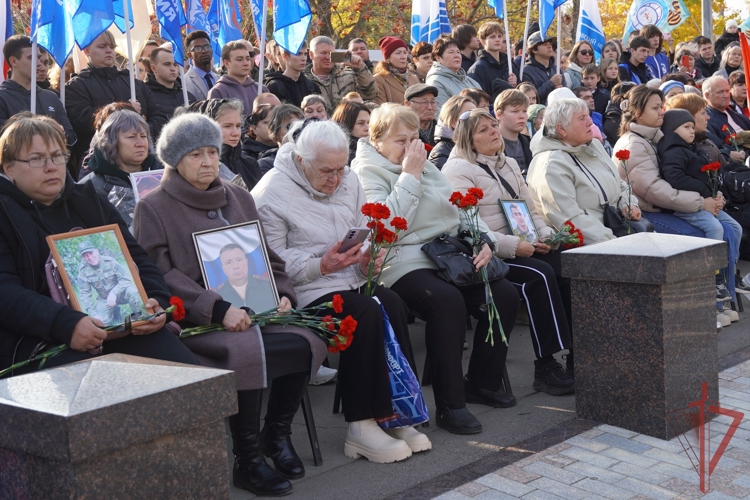 В День белых журавлей начальник Управления Росгвардии по Саратовской области принял участие в церемонии занесения имён погибших героев на мемориал «Землякам, погибшим в локальных войнах»
