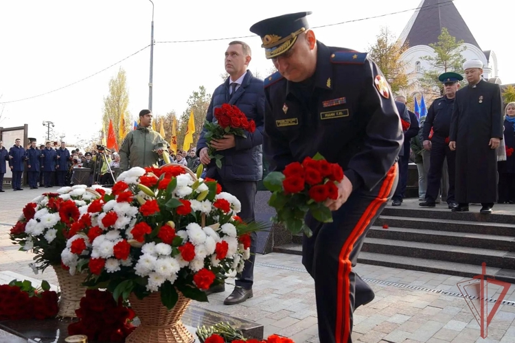 В День белых журавлей начальник Управления Росгвардии по Саратовской области принял участие в церемонии занесения имён погибших героев на мемориал «Землякам, погибшим в локальных войнах»
